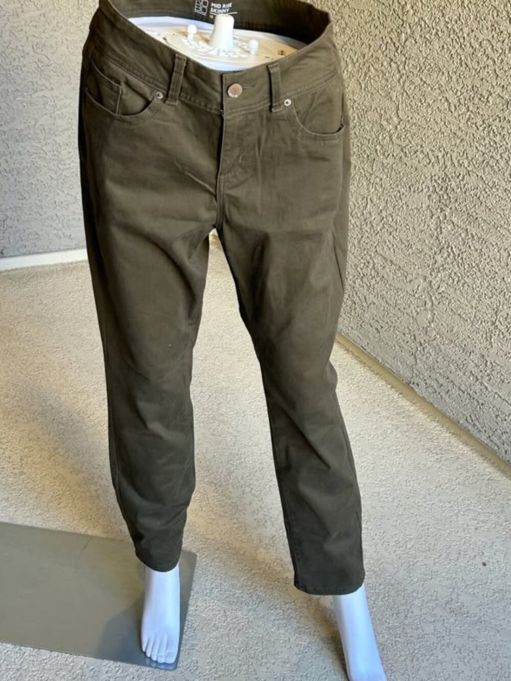 Mid-Rise Skinny Jeans in Olive Green